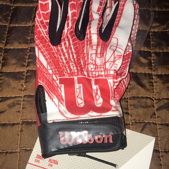 Wilson NEW NFL football receiver gloves sticky ball performance wear training - Picture 6 of 8